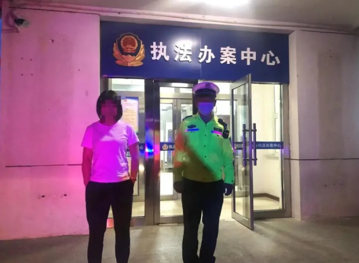 新的酒精測試儀逃避方法？酒駕還想“金蟬脫殼”？被交警識破太尷尬