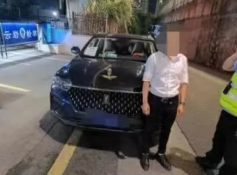 被查酒駕，他趕走代駕繼續(xù)開車，剛一轉(zhuǎn)角又碰上了執(zhí)勤交警