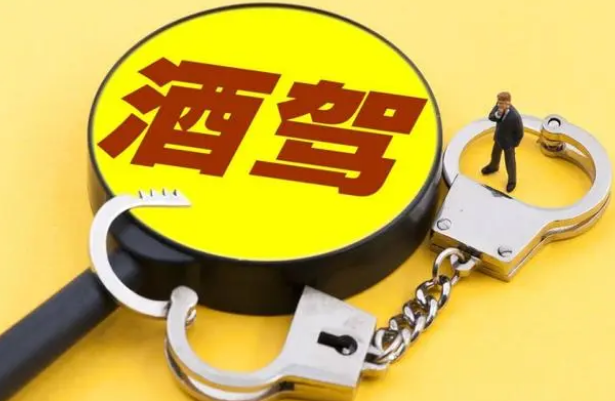 酒駕讓無駕照的女友來頂包……鄭州交警：罰！
