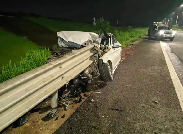 酒駕后別簽字，有用嗎？深夜，車頭“劈”成兩半！人不報(bào)警，車報(bào)了警......