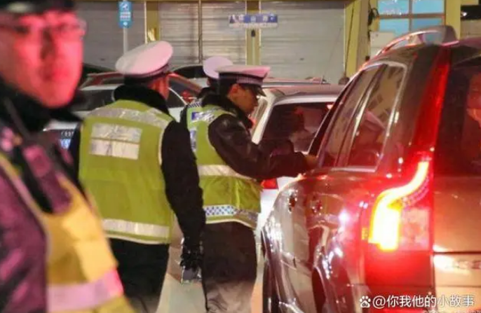 酒后叫代駕遇交警，河北男子大方打招呼并主動接受檢測