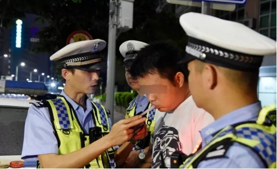 史上最短命的駕照！小伙喝酒慶祝考過駕照，隔天凌晨就因酒駕被抓