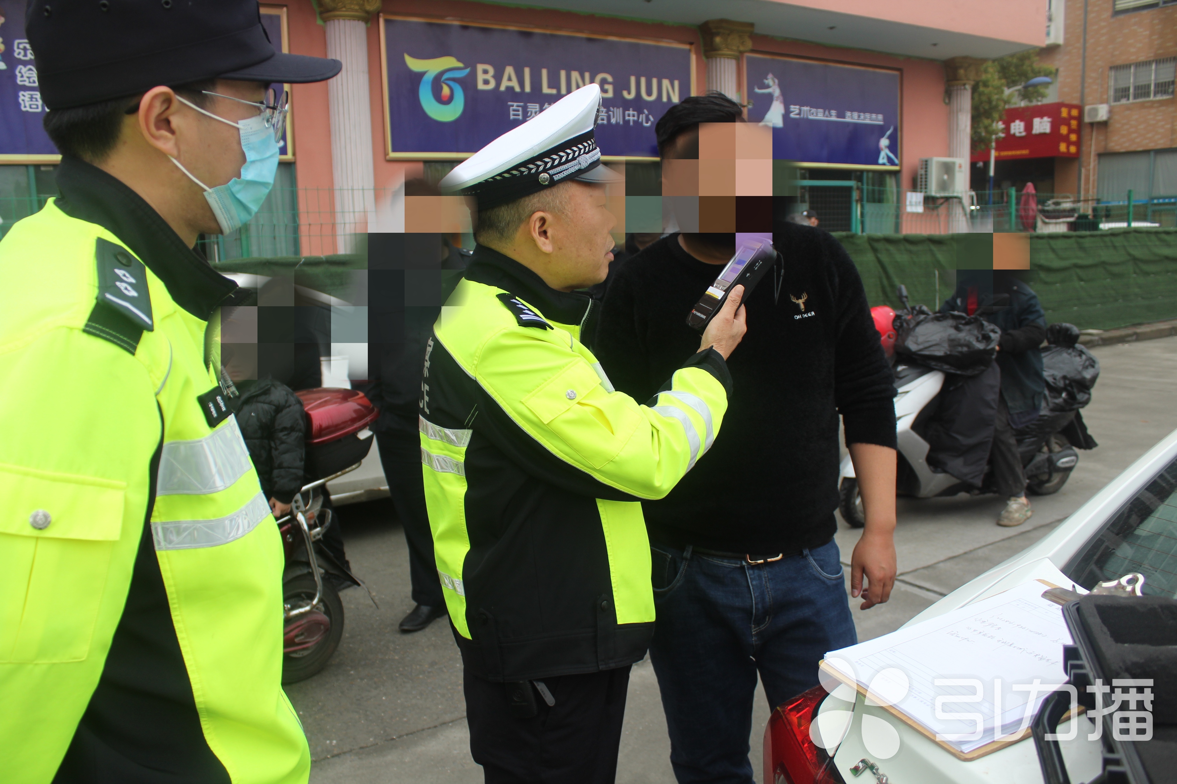 丈夫酒駕遭妻子舉報(bào)，醒悟后抱頭痛哭