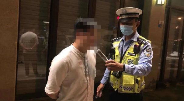 兒子酒駕被查，父親急忙趕到，交警蜀黍：咦？你也來吹一下……